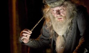 Michael Gambon, que interpretou Dumbledore em seis filmes da saga Harry Potter, morreu aos 82 anos