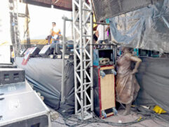 Estátua da sambista negra Madrinha Eunice ficou escondida na lateral de palco de evento no Centro