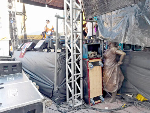 Estátua da sambista negra Madrinha Eunice ficou escondida na lateral de palco de evento no Centro