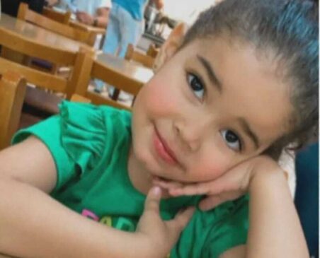 Uma menina de três anos está em estado grave depois de ser baleada enquanto passava de carro com a família