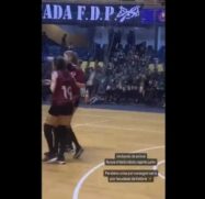Os estudantes fazem parte do time de futsal da faculdade e estavam na plateia