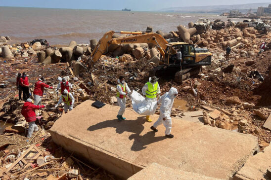 Quase uma semana após a tragédia na Líbia ocasionada por enchentes e agravada pelo rompimento de duas barragens, socorristas dizem ter encontrado cerca de 400 corpos em uma praia do país africano