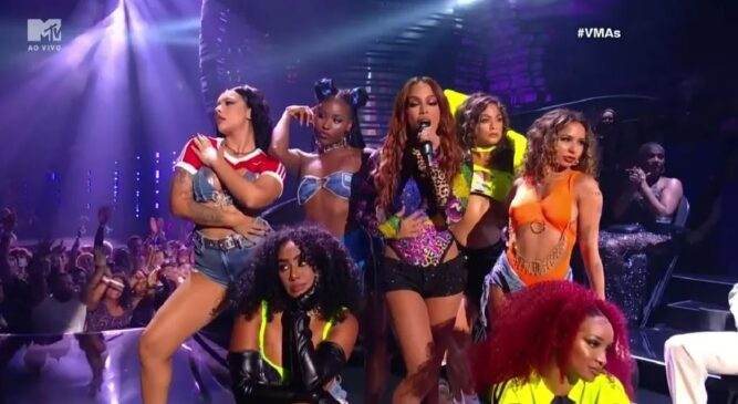 Anitta se apresentou no palco do VMA