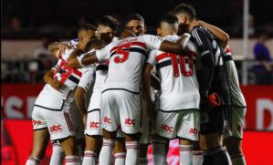 No último treino antes da estreia, Carpini esboçou o time com: Rafael; Igor Vinicius, Diego Costa, Alan Franco e Welington; Pablo Maia e Alisson; Wellington Rato, Luciano e Lucas; Calleri