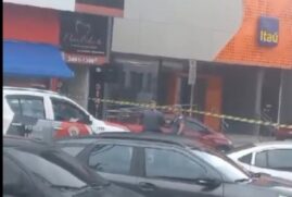 Uma troca de tiros entre um homem e policiais militares deixou duas pessoas mortas na manhã desta quinta-feira (28) em Poá, na Grande São Paulo.