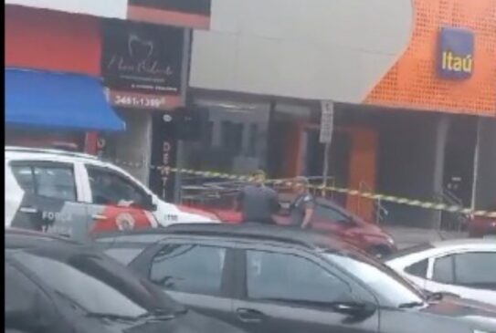 Uma troca de tiros entre um homem e policiais militares deixou duas pessoas mortas na manhã desta quinta-feira (28) em Poá, na Grande São Paulo.
