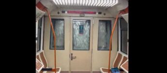Vídeos mostram o momento em que alguns passageiros observam o volume de água tentando invadir o vagão onde estavam.