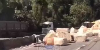 Uma carreta que transportava algodão tombou