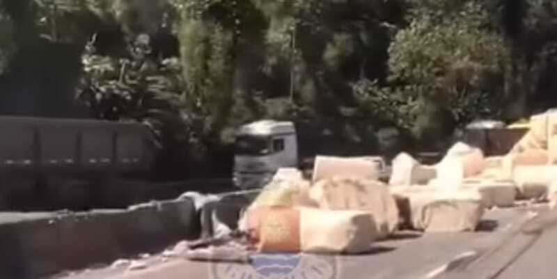 Uma carreta que transportava algodão tombou