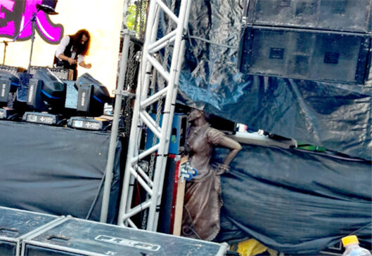 Palco foi montado ocultando a estátua de uma das matriarcas do samba de São Paulo