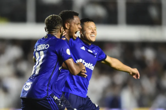 Cruzeiro vence e aumenta a crise do Santos