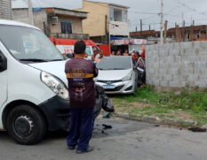 Com a força do impacto, o bebe e uma mulher foram jogados para fora do veículo