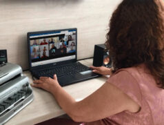 O curso é introdutório e não exige conhecimento prévio da Libras ou de linguística