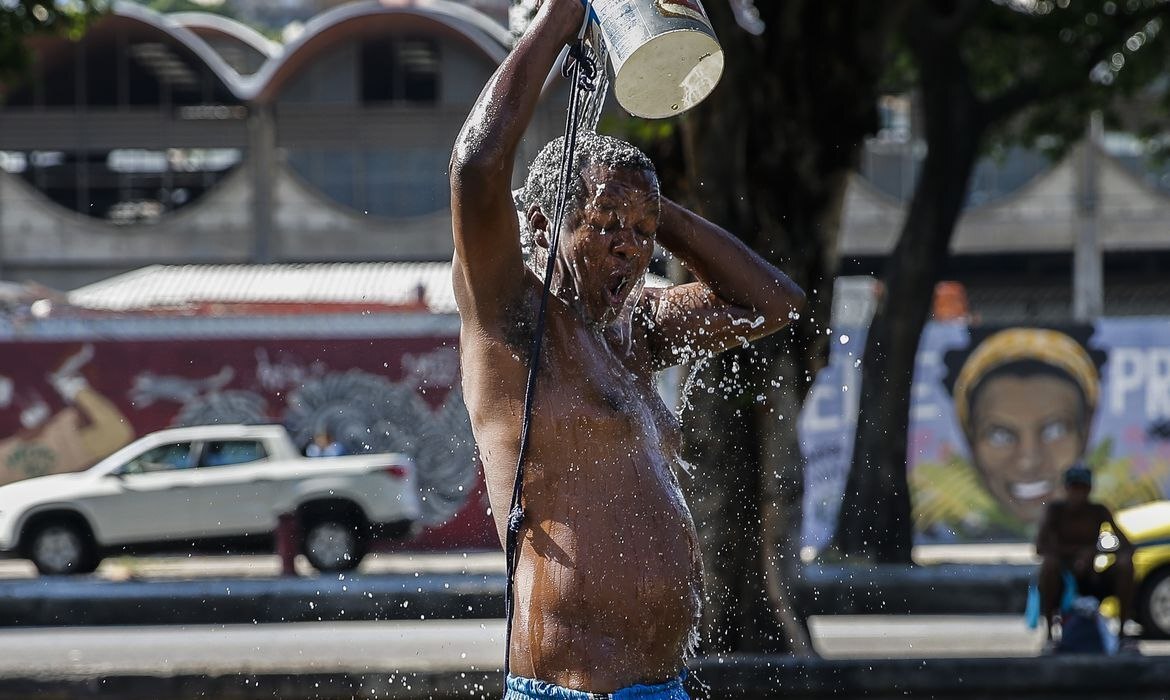 No Rio de Janeiro, a máxima capturada pelo Inmet em 2023 foi no dia 4 de fevereiro, quando a estação meteorológica de Marambaia, na zona oeste, registrou 38,8°C