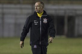 O treinador retorna ao Timão com um contrato até 2025