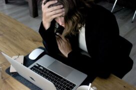 Síndrome de Burnout (BS) é ocasionada pelo trabalho prolongado, altamente estressante e com grande carga tensional, Gazeta entrevistou o médico neurologista João Nicoli que explicou causas, sintomas e tratamentos