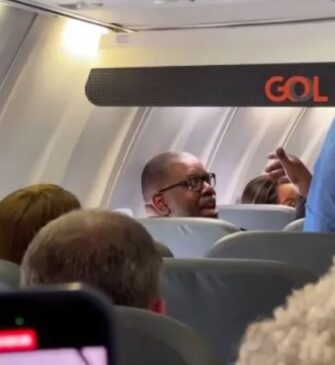 Péricles canta trecho de música em avião