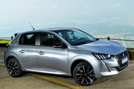 O 208 finalmente adota o motor T200 da Stellantis, com até 130 cavalos e 20,5 kgfm de torque, associado ao câmbio tipo CVT com 7 marchas simuladas