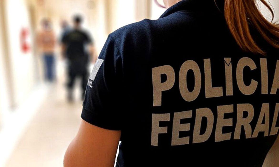 Os agentes cumprem cerca de seis mandados de busca e apreensão na região metropolitana de São Paulo
