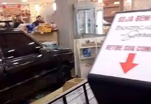 Acidente aconteceu na noite desta segunda-feira (11), em uma padaria, em Itapecerica da Serra