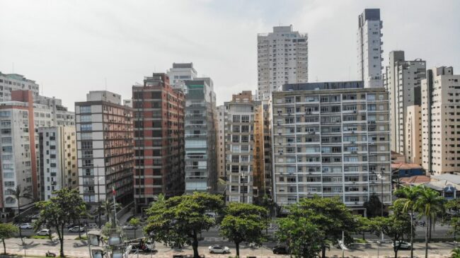 Edifícios construídos sobre argila no litoral paulista causam curiosidade e preocupação; moradores relatam de bolo que cresce desigual a tontura.