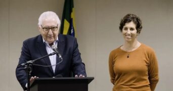 A nova secretária-executiva da Saúde de SP, Priscilla Perdicaris, ao lado de Guilherme Afif durante a transição para o governo Tarcísio