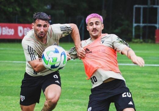 Gabriel Neves, volante uruguaio do São Paulo, desabafou em seu Instagram após críticas recebidas após pintar seu cabelo de rosa