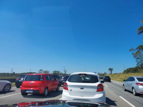 Segundo a Ecovias, que administra a via, há congestionamento do km 28 ao km 32.
