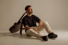 Ced mescla pop e MPB na delicada "Mais Forte" que chega a todos os aplicativos de música nesta sexta-feira (29)