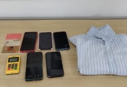 Também foram apreendidos no local cinco celulares, máquinas de cartão bancário e cartões de crédito