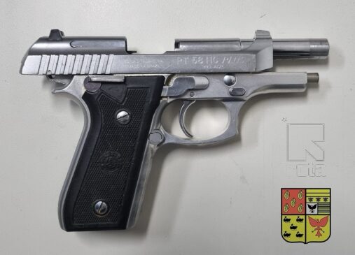 Os policiais ainda apreenderam em poder dos criminosos uma pistola de uso restrito calibre 380, dois notebooks, celulares, máquina de pagamentos, 39 chips de celular e R$ 1,7 mil