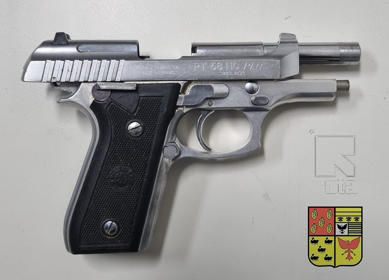 Os policiais ainda apreenderam em poder dos criminosos uma pistola de uso restrito calibre 380, dois notebooks, celulares, máquina de pagamentos, 39 chips de celular e R$ 1,7 mil