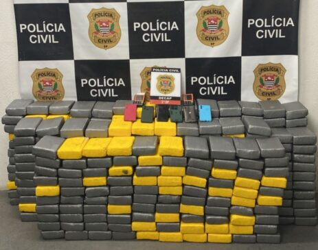 No total, 1.109 pessoas foram abordadas, sendo também apreendidas pedras de crack e duas mil porções de cocaína