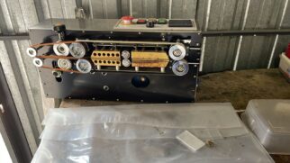 No local, os agentes encontraram equipamentos para embalar as drogas, onde foram apreendidas porções de cocaína, crack e maconha