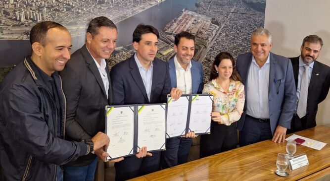Ministro de Portos e Aeroportos, em Santos, com autoridades locais