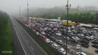 O tempo está encoberto, com chuva em pontos isolados e visibilidade parcial.