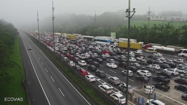 O tempo está encoberto, com chuva em pontos isolados e visibilidade parcial.