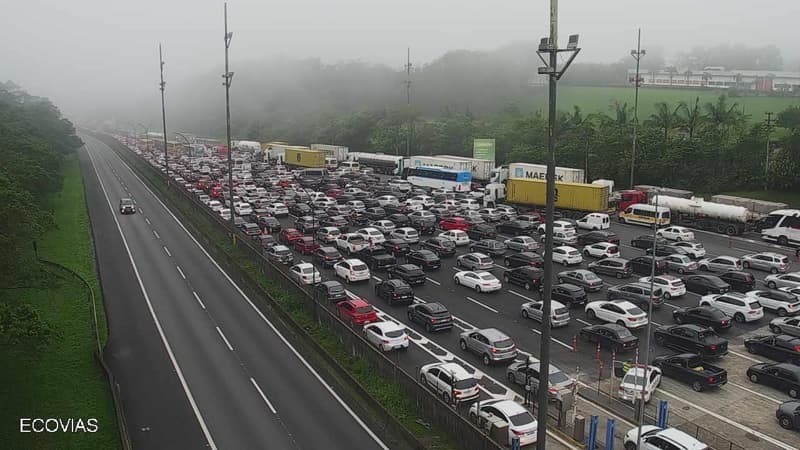 O tempo está encoberto, com chuva em pontos isolados e visibilidade parcial.