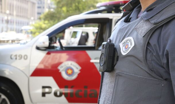 Os equipamentos são usados em fardas dos agentes das forças de segurança para gravar ações e proteger tanto os cidadãos quanto os próprios policiais