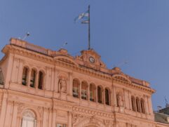 O vencedor tomará posse em 10 de dezembro, data que marca os 40 anos de democracia na Argentina.