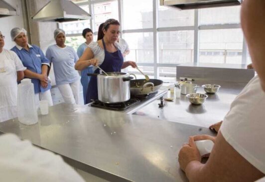 Durante todo o ano letivo, são as merendeiras que alimentam os mais de 3 milhões de estudantes matriculados nas unidades da Secretaria da Educação do Estado de São Paulo