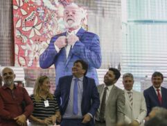 Em videoconferência, Lula é visto de pé pela primeira vez na comemoração dos 20 anos da criação do programa Bolsa Família