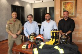 A prefeitura de Porto Feliz realizou nesta semana a entrega de seis conjuntos completos para o combate ao incêndio aos bombeiros municipais