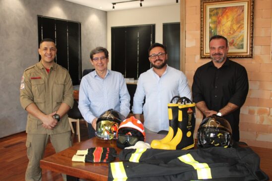 A prefeitura de Porto Feliz realizou nesta semana a entrega de seis conjuntos completos para o combate ao incêndio aos bombeiros municipais