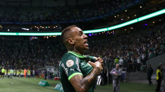 Ainda na primeira etapa, o Palmeiras resolveu o clássico com gols de Breno Lopes, duas vezes, e Piquerez, de pênalti