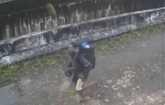 Um homem foi preso após esquartejar e incendiar a casa de um rapaz