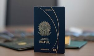 Passaportes brasileiros emitidos a partir desta terça-feira (3) estarão de cara nova. Agora, o design do documento homenageia biomas de todas as regiões do país, com desenhos de flora e fauna