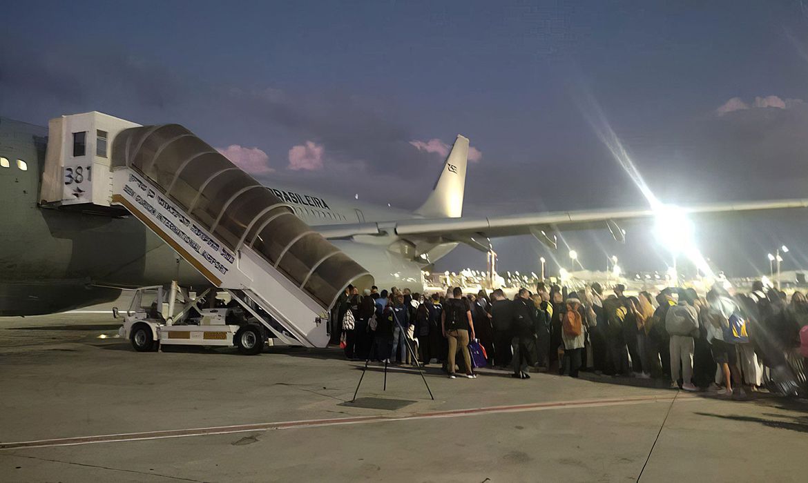 Segundo a Força Aérea Brasileira (FAB), a aeronave, um KC-30 com capacidade para 230 passageiros, voará direto para Brasília, onde deve pousar na Base Aérea às 4h de quarta-feira (11)