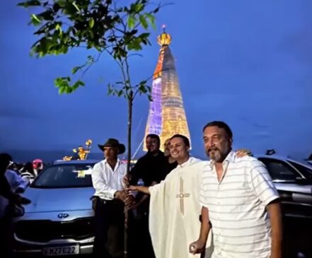 Fiéis posam com estátua de Nossa Senhora Aparecida