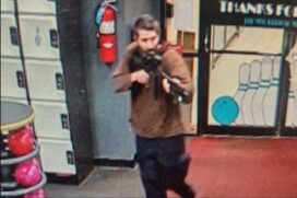 A polícia do condado de Androscoggin, onde fica Lewiston, publicou uma foto de um homem branco segurando o que parece ser um rifle de longo alcance